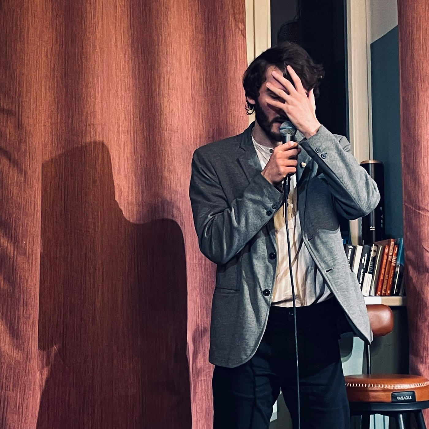 Přednes vlastní básně na večeru slam poetry v Kavárně U kina v Tišnově