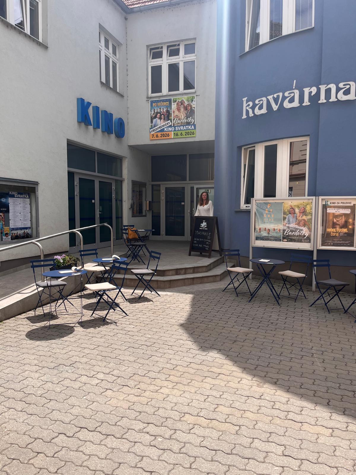 Vchod do kavárny Na Svratce vedle kina Svratka