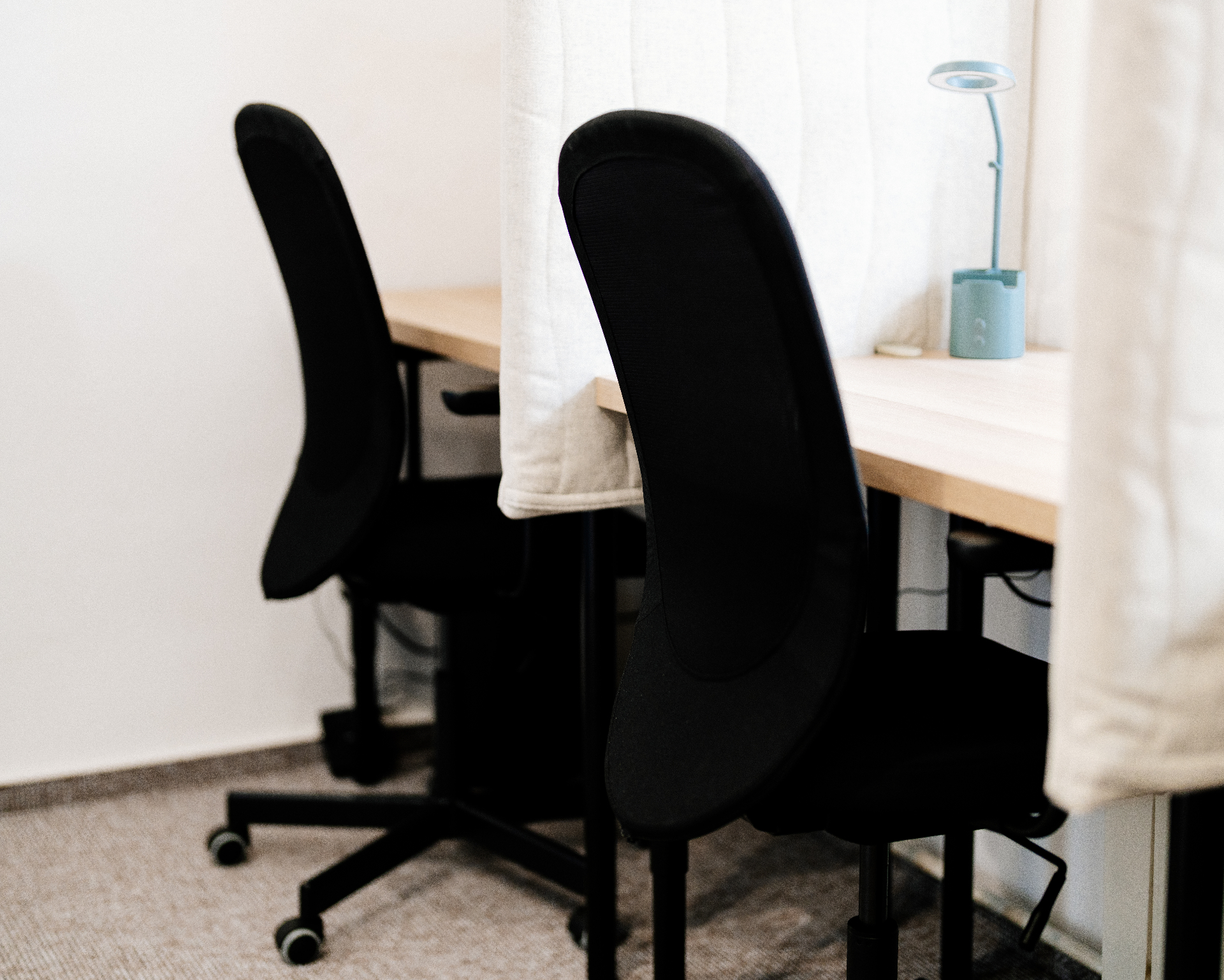Coworking — pracovní místa se židlemi