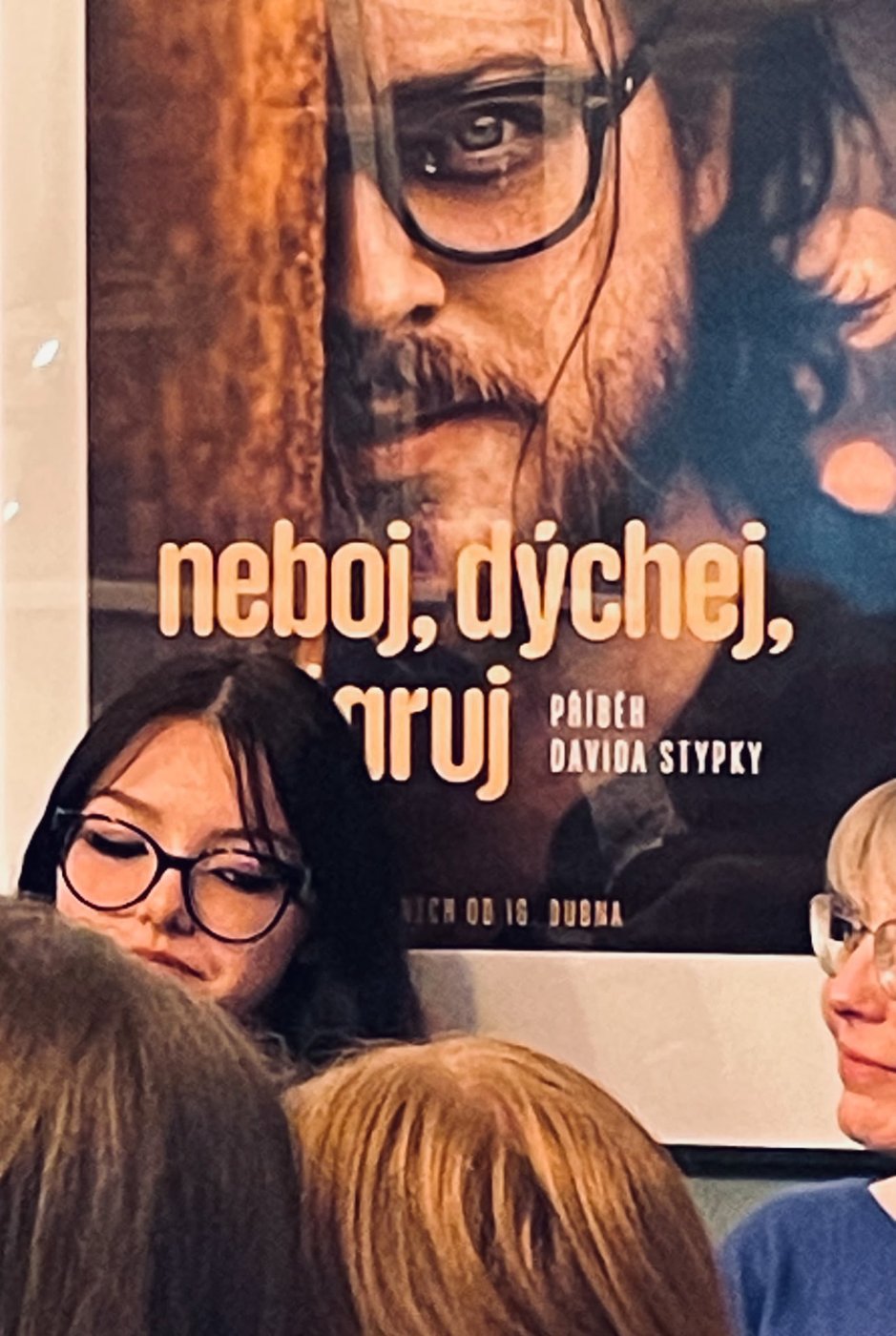 Návštěvníci naslouchají programu slam poetry v Kavárně U kina v Tišnově