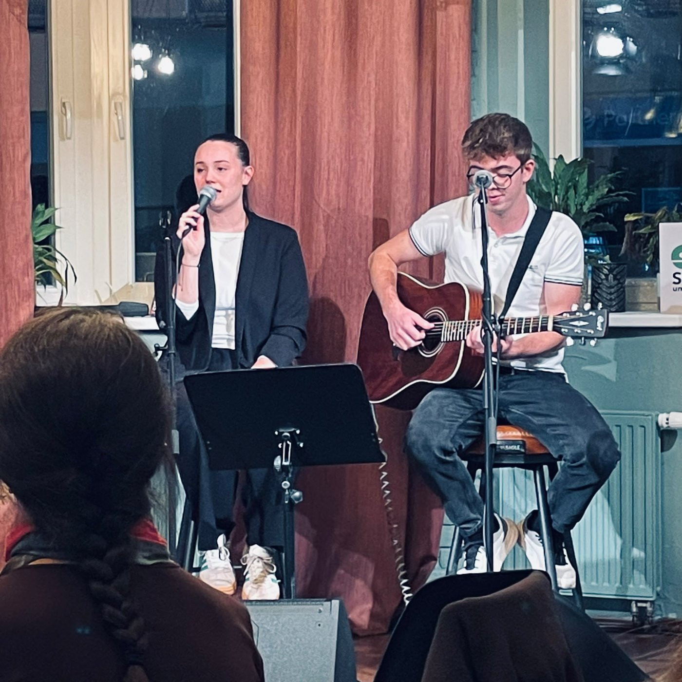 Hudební vystoupení se zpěvem a kytarou mezi básněmi na slam poetry v Tišnově
